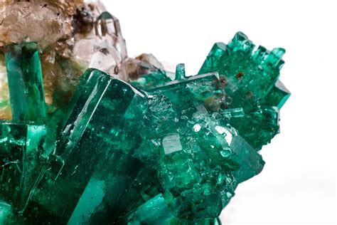 how to identify raw emerald